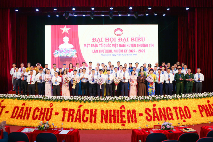 Các uỷ viên Ủy ban Mặt trận Tổ quốc Việt Nam huyện Thường Tín khóa XXIII ra mắt.