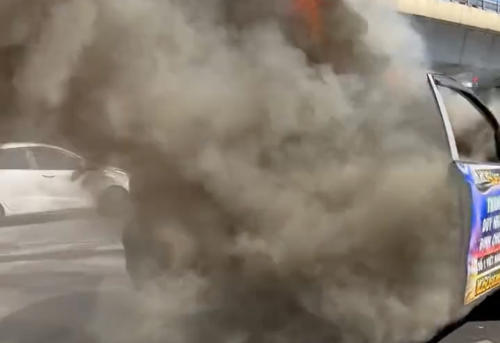 Khói đen bao trùm chiếc xe.