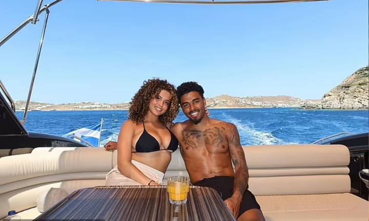 Hậu vệ Ian Maatsen "bị" gọi lên tuyển Hà Lan khi đang nghỉ dưỡng tại Hy Lạp cùng bạn gái Emely Tuinder.