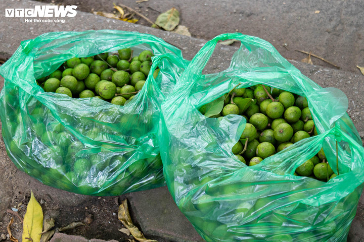 Kiếm tiền mưu sinh với nghề 'treo người' giữa lưng chừng trời ở Hà Nội - 6