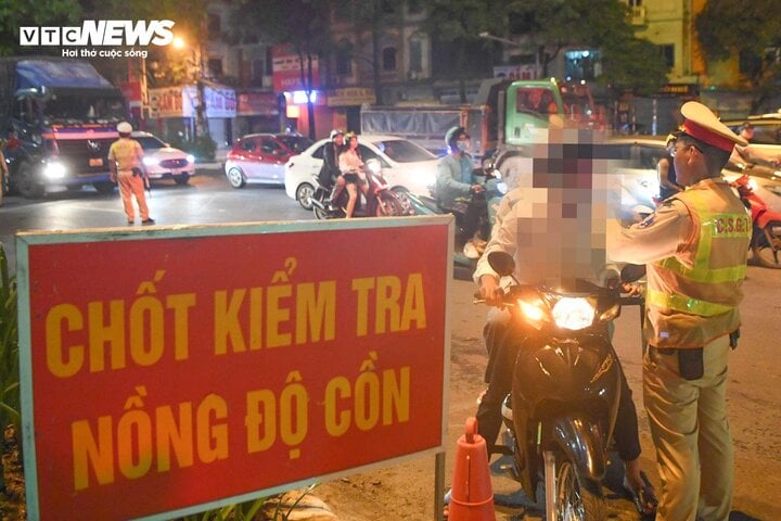 CSGT lập chốt kiểm tra nồng độ cồn ngã tư đường Láng - Nguyễn Chí Thanh đêm 12/6. (Ảnh: Viên Minh)