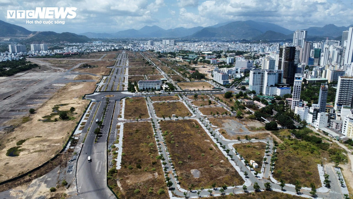 Sân bay Nha Trang cũ ở trung tâm thành phố.