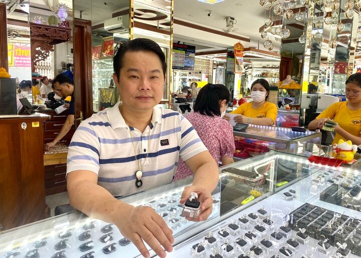 Anh Trần Văn Tuấn, chủ tiệm vàng Tuấn Kim Long ở Thuận An, Bình Dương. (Ảnh: Thy Huệ)