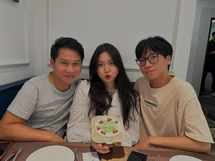 Ngoài đàn tranh, Hoa Thảo Nguyên còn có thể chơi đàn piano và đàn bầu. Từ nhỏ, cô bé và anh trai đã được bố mẹ giáo dục rất nghiêm khắc về tính tự lập và đề cao việc trau dồi kiến thức, nỗ lực vươn lên.