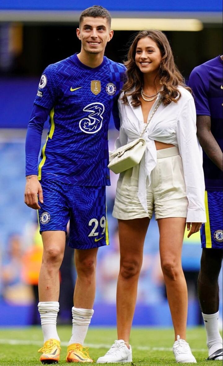 Sophia cũng theo bạn trai sang London sinh sống ngay khi biết tin Kai Havertz gia nhập Chelsea hồi 2020. Sau khi Havertz chuyển sang Arsenal, Sophia Weber thường xuyên có mặt tại sân Emirates - sân nhà của Pháo thủ - để cổ vũ cho bạn trai.