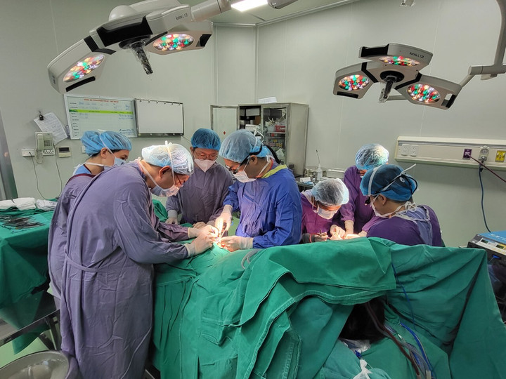 Các bác sĩ thực hiện ca tạo hình cho bé N.