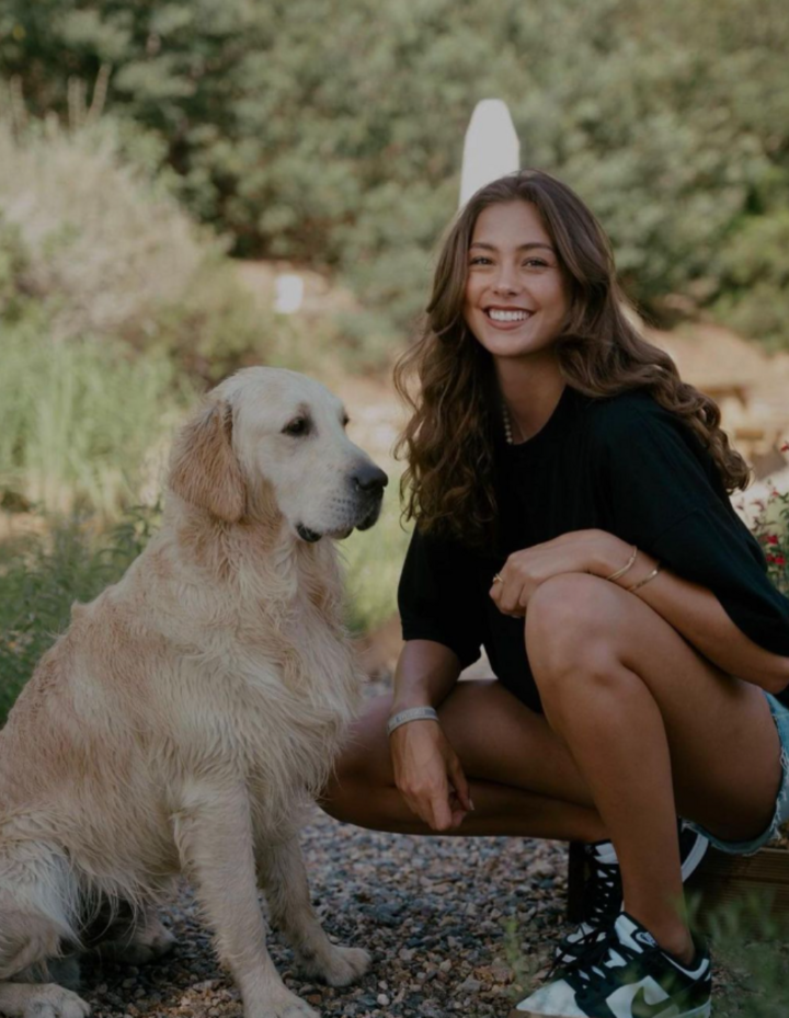 Sophia yêu thích loài chó. Cô từng chia sẻ trên Instagram rằng ước mơ lớn nhất của cô là sống cuộc đời của một chú cún.