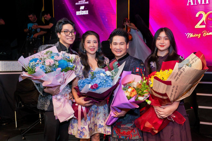 "Ông hoàng nhạc đỏ" Trọng Tấn có 2 người con, cả hai đều có năng khiếu âm nhạc. Tháng 6/2024, con gái út của nam ca sĩ - Hoa Thảo Nguyên - tốt nghiệp loại xuất sắc hệ trung cấp ngành đàn tranh, Học viện Âm nhạc Quốc gia Việt Nam.