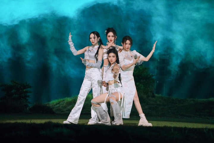 Trong tập mới nhất, Suni Hạ Linh cũng đã có màn bứt phá với hai tiết mục “Tinh vệ” và “Nobody” cùng đồng đội ở công diễn 4. Đặc biệt, phần thi “Tinh Vệ” của nữ ca sĩ cùng Nicole Jung, Vương Phi Phi còn xuất sắc giành được 908 điểm, trở thành tiết mục có số điểm cao nhất tại mùa 5.