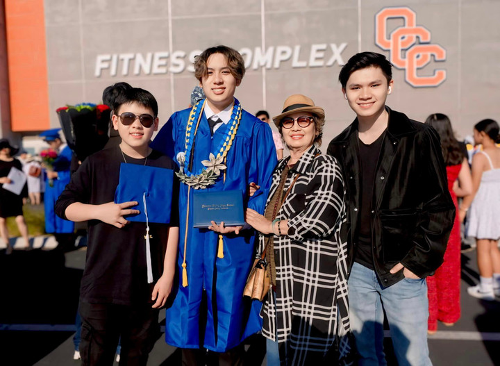 Vướng lịch trình ghi hình nên Bằng Kiều không thể có mặt trong lễ tốt nghiệp của con trai. Mẹ anh đã có mặt để chúc mừng cháu trai.