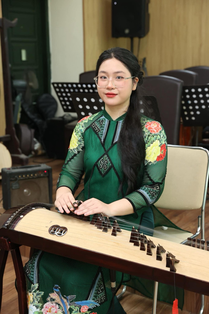 Thành tích của con gái "Ông hoàng nhạc đỏ" thu hút được sự quan tâm của nhiều khán giả. Không chỉ có năng khiếu về âm nhạc, Hoa Thảo Nguyên còn sở hữu vẻ ngoài xinh xắn, ưa nhìn.