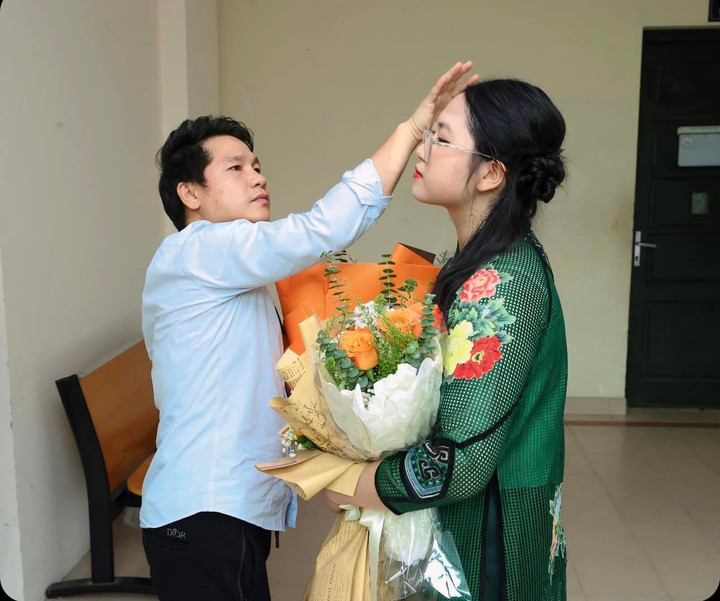 Nam ca sĩ tiết lộ: "Con biểu diễn tự tin nhưng tim bố mẹ dường như nghẹt thở. Tôi đứng hàng nghìn sân khấu lớn rồi mà không run bằng làm khán giả ở sân khấu nhỏ của con". Tuy nhiên, Hoa Thảo Nguyên đã hoàn thành xuất sắc phần thi và còn là thí sinh duy nhất đạt điểm 10.