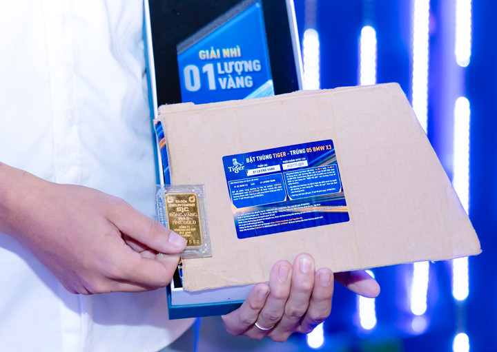 Cận cảnh thẻ cào trúng thưởng, không tách rời với vỏ thùng đầy giá trị của anh K.N.H.L. (Quận 8, TP.HCM) - một trong số những người trúng giải lượng vàng SJC 999.9 có mặt tại buổi trao thưởng ngày 06.06.