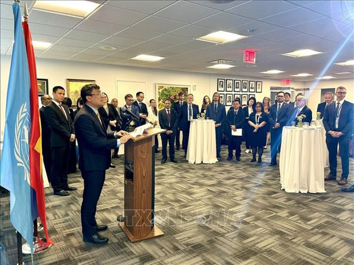 Thứ trưởng Thường trực Bộ Ngoại giao Nguyễn Minh Vũ phát biểu tại cuộc gặp các thành viên Nhóm bạn bè UNCLOS tại New York. (Ảnh: Thanh Tuấn/PV TTXVN tại New York, Mỹ)