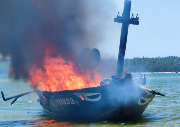 Tàu cá của ngư dân Quảng Nam bốc cháy khi neo đậu gần bờ. (Ảnh: Đ.C)