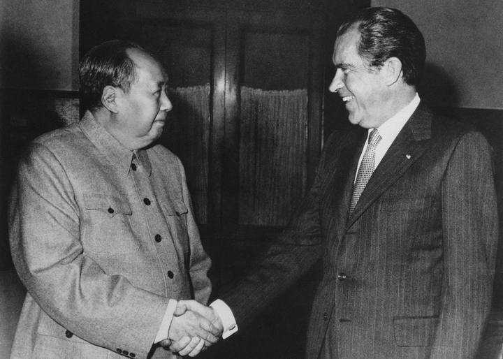 Cựu Tổng thống Mỹ Richard Nixon gặp cựu Chủ tịch Trung Quốc Mao Trạch Đông năm 1972. (Ảnh: Washington Post)