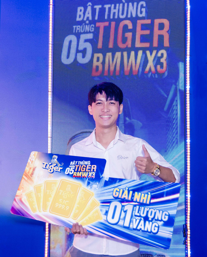Anh L. vẫn không giấu nổi niềm vui mừng khi tận tay nhận lượng vàng mà Tiger Beer dành tặng cho vị “khách hàng thập kỷ”.