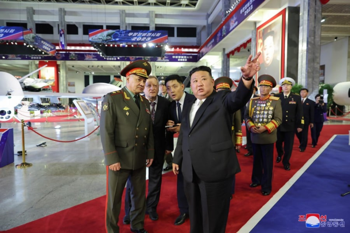 Nhà lãnh đạo Triều Tiên Kim Jong-un và cựu Bộ trưởng Quốc phòng Nga Sergey Shoigu tham quan phòng trưng bày vũ khí trong chuyến thăm Bình Nhưỡng hồi tháng 7/2023. (Ảnh: KCNA)