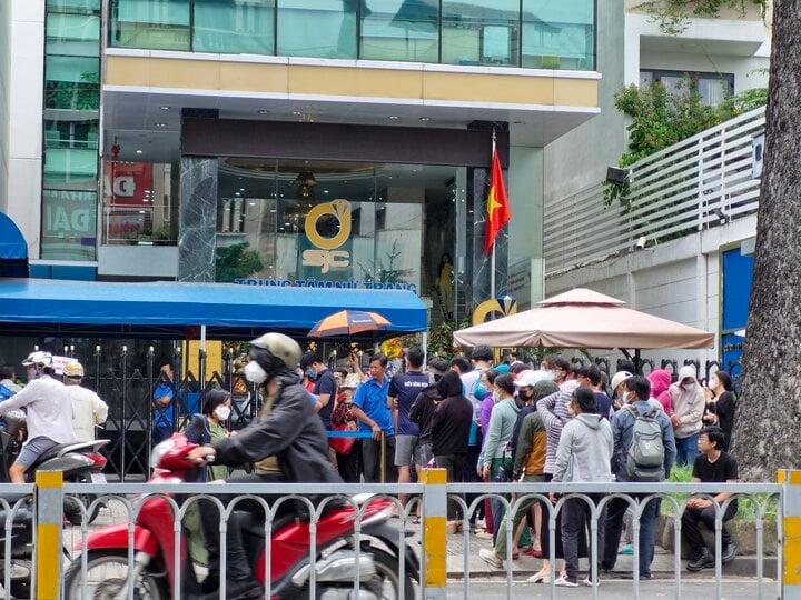 Cảnh xếp hàng chờ mua vàng đông nghẹt từ sáng đến tối ở trụ sở trung tâm SJC trên đường Nguyễn Thị Minh Khai, Quận 3, TP.HCM. (Ảnh: H. Linh)