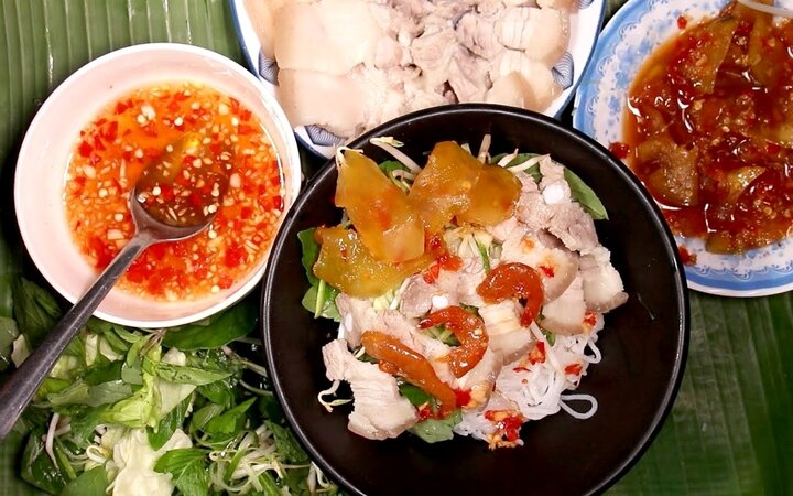 Nước chấm tỏi ớt ăn với bún, thịt luộc, tôm chua. (Ảnh: B.L)