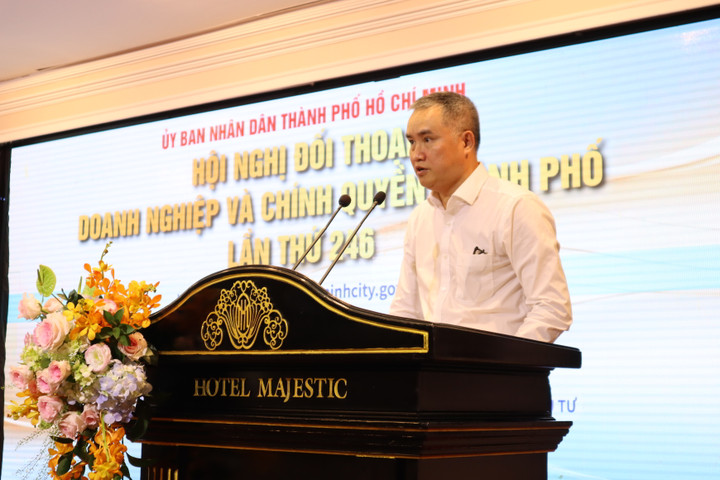 Phó giám đốc NHNN chi nhánh TP.HCM Nguyễn Đức Lệnh khẳng định doanh nghiệp trên địa bàn gặp khó khăn về vay vốn gọi ngay đường dây nóng về NHNN sẽ được hỗ trợ. (Ảnh: P. Quốc)