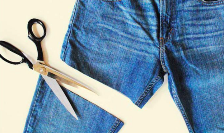 Cắt ngắn quần jeans thành quần shorts là cách đơn giản và dễ thực hiện nhất để biến quần jeans cũ thành mới nhanh chóng.