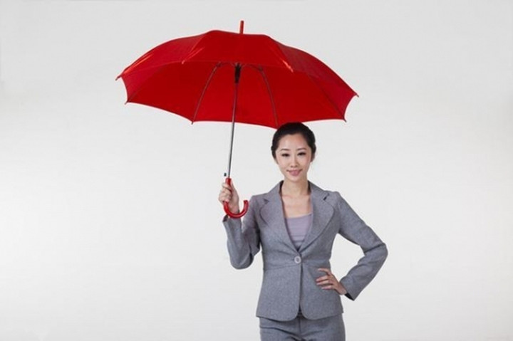 Wang Xiaoni bị sa thải vì cố tình che ô tại nơi làm việc. (Ảnh: China)