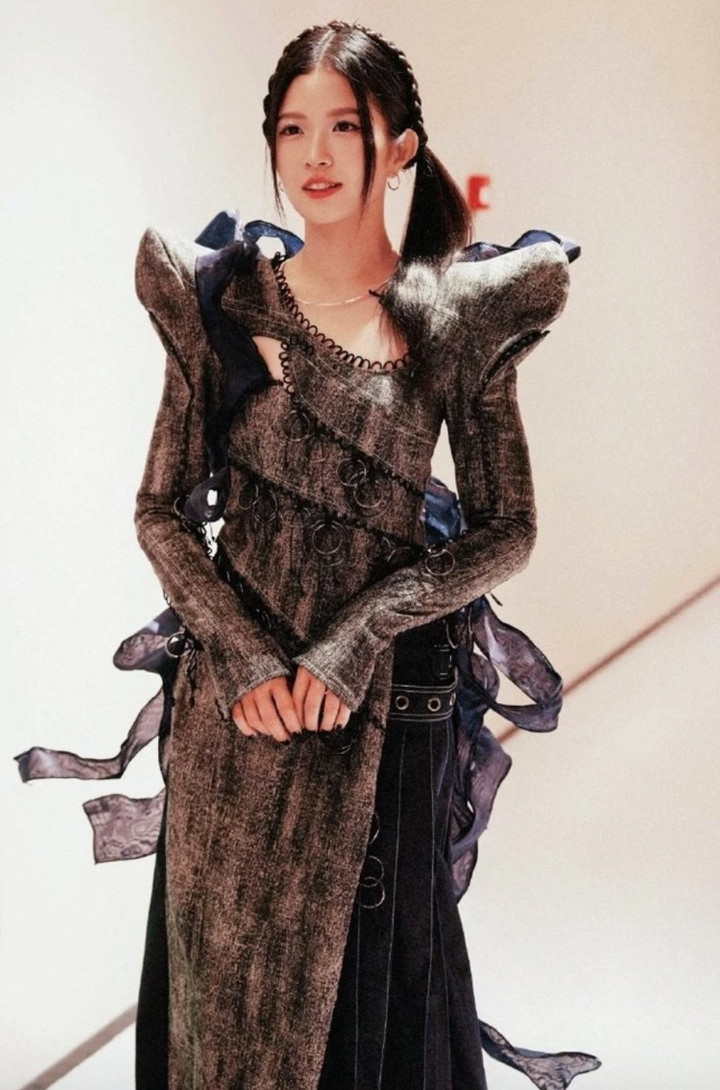 Năm nay, giọng ca sinh năm 1990 đến từ Việt Nam là một trong 6 nghệ sĩ nước ngoài tham gia chương trình. Sau thành công của Chi Pu ở mùa trước, Suni cũng từng chịu áp lực khi liên tục bị đem ra so sánh.