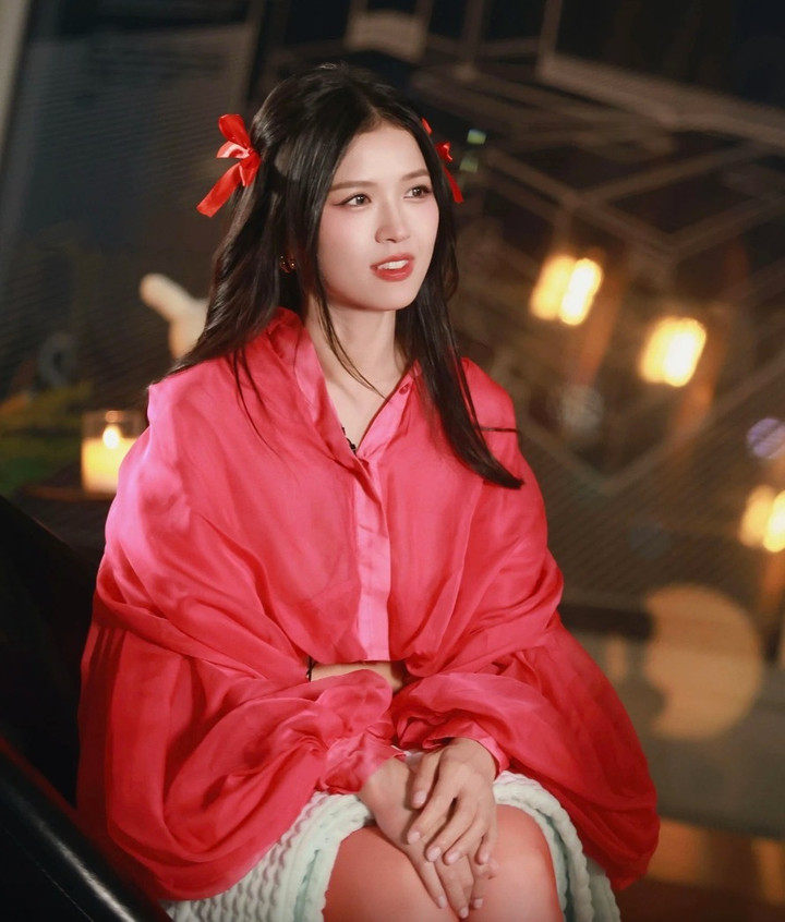 Đầu tháng 6/2024, Suni Hạ Linh trở thành khách mời trong chương trình trò chuyện cùng Dương Thiên Chân - một trong những phụ nữ quyền lực bậc nhất làng giải trí Hoa ngữ.