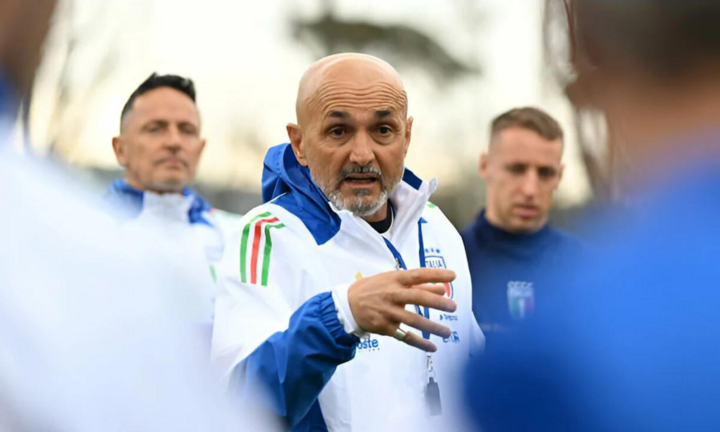 HLV Spalletti cấm cầu thủ đeo tai nghe trên tuyển.