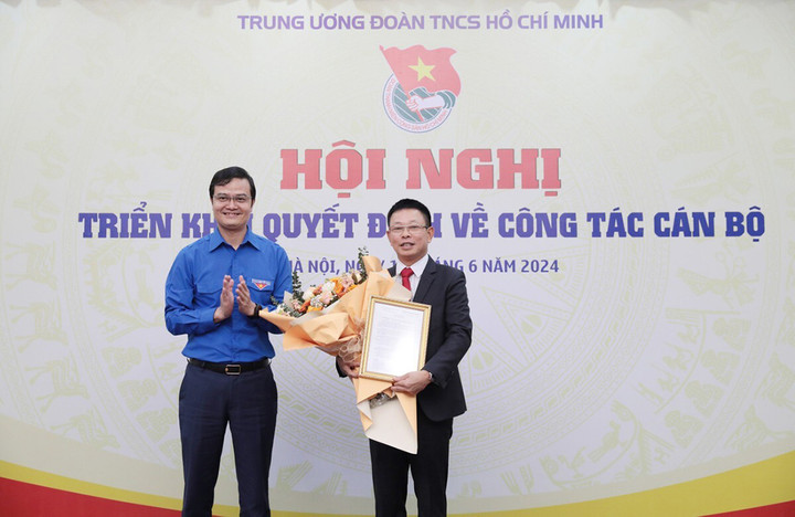 Ông Bùi Quang Huy - Ủy viên dự khuyết BCH Trung ương Đảng, Bí thư thứ nhất Trung ương Đoàn trao Quyết định bổ nhiệm nhà báo Phùng Công Sưởng làm Tổng Biên tập báo Tiền Phong. (Ảnh: Hồng Vĩnh - Báo Tiền Phong)