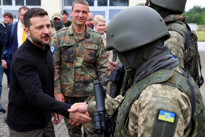 Tổng thống Ukraine Volodymyr Zelensky gặp mặt các binh sĩ Ukraine đang được huấn luyện tại một căn cứ quân sự Đức hôm 11/6. (Ảnh: Reuters)