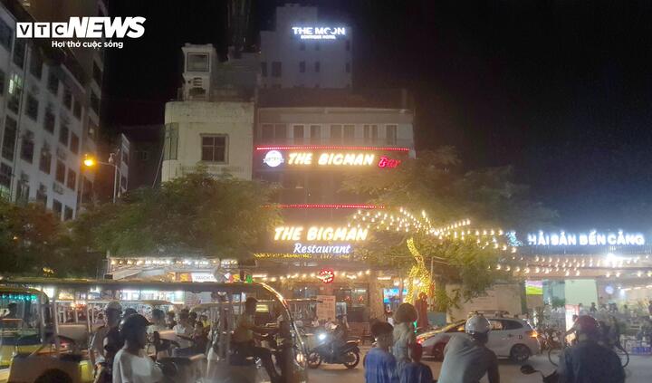Theo phản ánh của bạn đọc Báo điện tử VTC News, thời gian gần đây, hàng loạt quán bar tại thị trấn Cát Bà (huyện Cát Hải, TP Hải Phòng) thường xuyên hoạt động quá giờ quy định, kinh doanh bóng cười bán cho "dân chơi". Bên cạnh đó, một số quán karaoke không đảm bảo điều kiện phòng cháy chữa cháy, đã bị đình chỉ hoạt động nhưng vẫn mở cửa công khai.