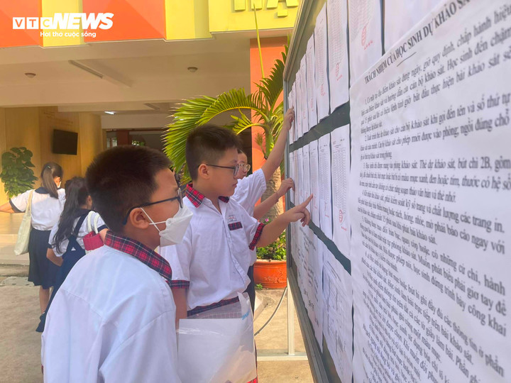 Các em học sinh xem sơ đồ phòng thi.