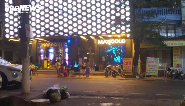 Ngoài ra, theo ghi nhận của PV, quán karaoke Marigold trên địa bàn thị trấn Cát Hải bị đình chỉ hoạt động từ năm 2017 (không được hoạt động từ tầng 2 trở lên) nhưng vẫn công khai mở cửa đón khách ở các tầng.