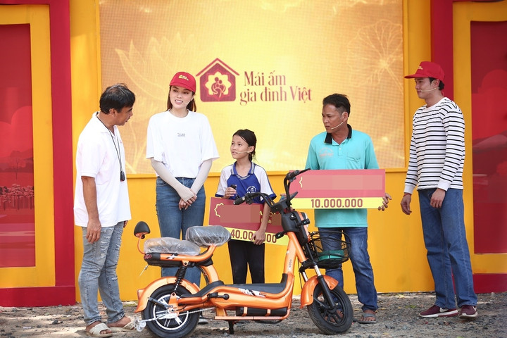 Quốc Trường và Kỳ Duyên dành những món quà đặc biệt cho các em nhỏ khó khăn.