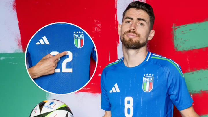 Đội tuyển Italy luôn mặc áo xanh cho dù màu này không có trên quốc kỳ