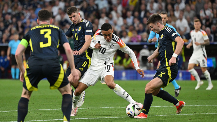 Musiala bị phạm lỗi từ trước khi va chạm với cầu thủ Scotland trong vòng cấm. (Ảnh: Reuters)