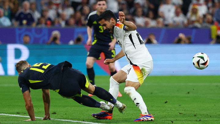 Cầu thủ Scotland nhận thẻ đỏ sau cú đạp này. (Ảnh: Reuters)