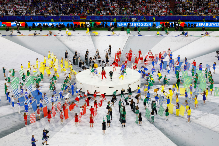 Màn trình diễn nhiều màu sắc của lễ khai mạc EURO 2024 (Ảnh: Reuters)