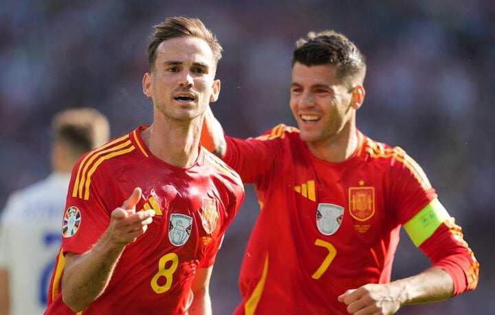 Fabian Ruiz (trái) nhận danh hiệu "Cầu thủ xuất sắc nhất" trận gặp Croatia.