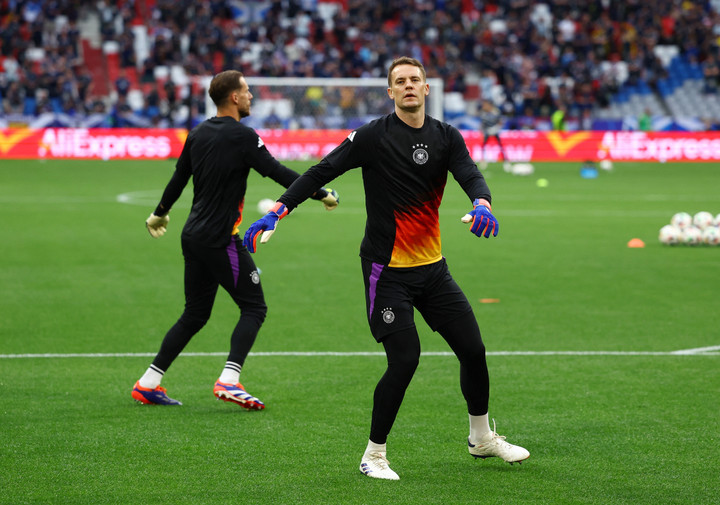 Neuer 38 tuổi vẫn duy trì đẳng cấp cao. Điều này khiến Marc Andre ter Stegen dù rất xuất sắc nhưng đến năm 32 tuổi vẫn chưa từng bắt trận nào cho đội tuyển Đức ở World Cup hay EURO. (Ảnh: Reuters)