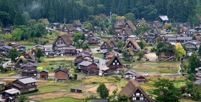 Làng cổ Shirakawa-go được UNESCO công nhận là một Di sản văn hóa thế giới vào năm 1995.