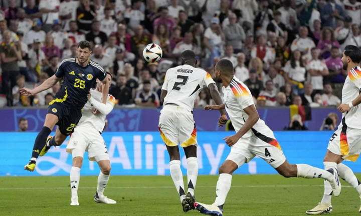 Scott McKenna (trái) không việt vị trước khi "kiến tạo" cho Rudiger phản lưới nhà.