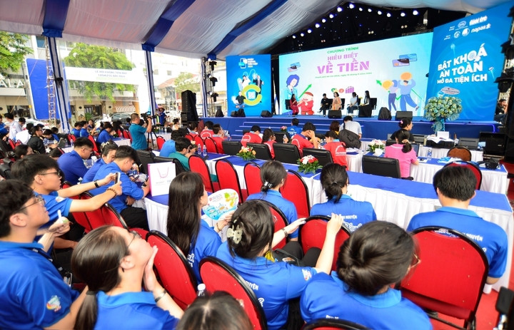 Nhiều bạn trẻ ở TP.HCM tham gia chương trình "Hiểu biết về tiền", đây là một trong những hoạt động của Ngày không tiền mặt 2024. (Ảnh: Đ.V)