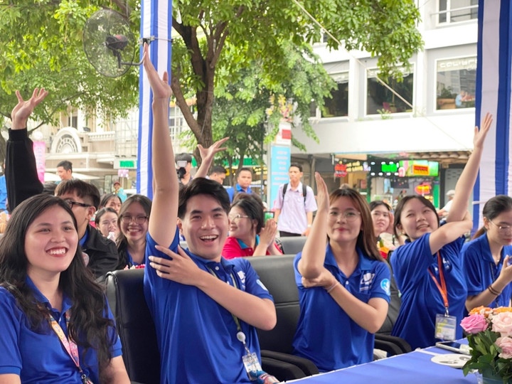 Các bạn sinh viên và học sinh tham gia trả lời các câu hỏi một cách sôi nổi. (Ảnh: Đại Việt)