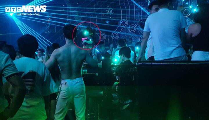 Bước chân vào bên trong, một không gian rộng lớn với hàng trăm người đang nhún nhảy, lắc lư cùng tiếng nhạc chát chúa phát ra bởi hệ thống âm thanh công suất lớn và những ánh đèn lazer quay chớp liên hồi.