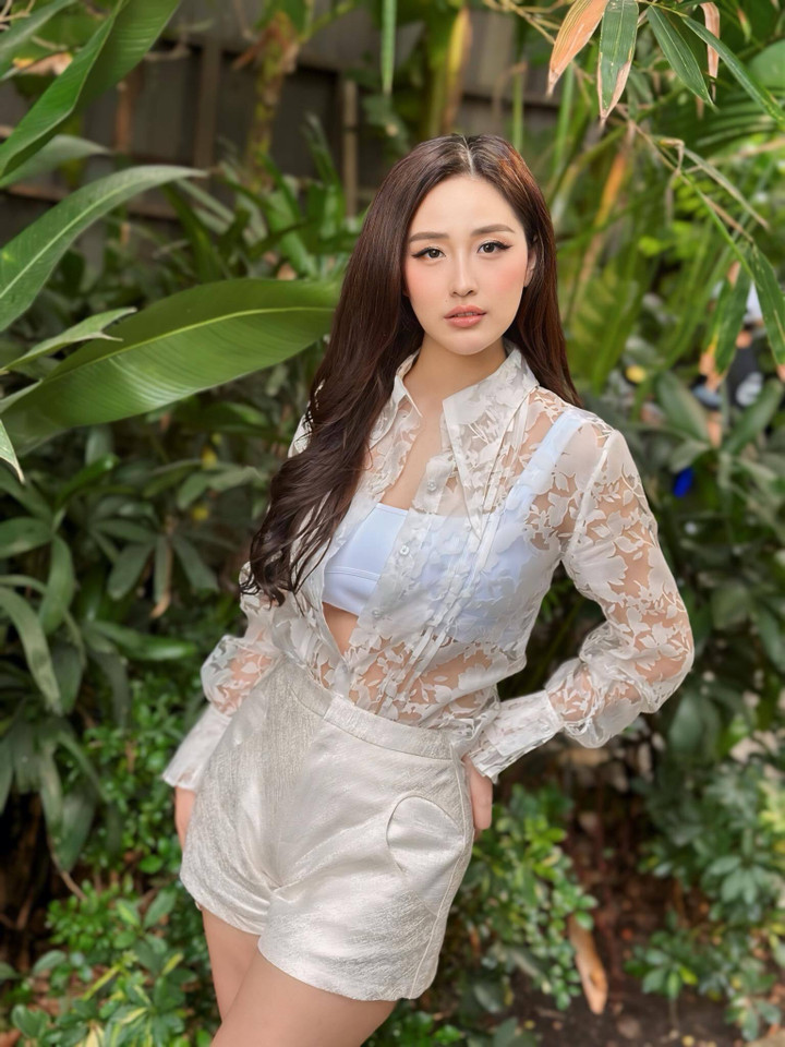 Tuy nhiên, người đẹp cho biết mình thích tập gym, chạy bộ, học nhảy... việc này giúp lấy lại vóc dáng nhanh và giúp cơ thể linh hoạt, khỏe khoắn.