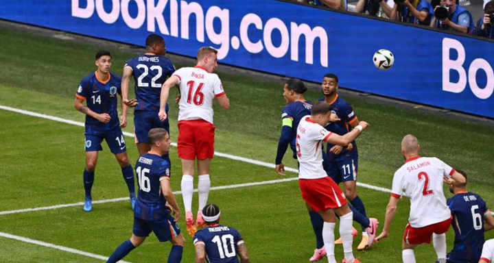 Buksa đánh đầu mở tỷ số