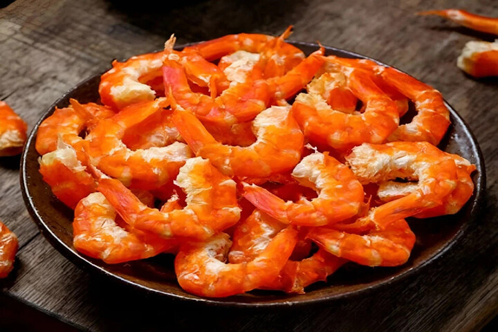 Tự làm tôm khô bằng lò vi sóng tại nhà, bạn hoàn toàn yên tâm với chất lượng tôm, vệ sinh an toàn thực phẩm. (Ảnh: FPT Shop)